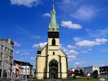 Kostel Nanebevzetí Panny Marie v Ústín nad Labem se šikmou věží.