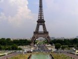 Pohled na Eiffelovu věz z náměstí Trocadero.