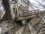 Vnitřní konstrukce Eiffelovy věže, kterou jezdí výtah.