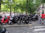 V Paříži se jezdí na skútrech a jsou zaparkované všude.