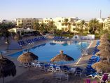 Hotel Club Neredies - pohled na bazén a hotelový komplex.