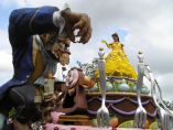 Disneyland, průvod pohádkových postav.