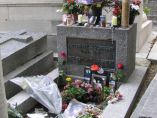 Paris, hřbitov Pére-Lachaise - hrob Jima Morrisona.