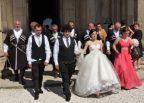 Byla sobota v katedrále se střídala jedna svatba za druhou.
