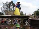 Disneyland, průvod pohádkových postav.