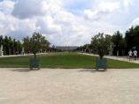 Pohled z parku na zámek Versailles.