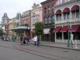 Hlavní třída Disneylandu a domy s obchody.