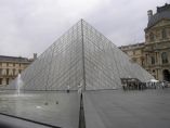 Paris, vchod do muzea Louvre.
