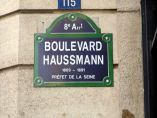 Popisná cedule na domech. Haussmann projektoval centrum Paříže.
