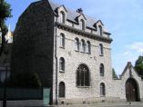 Kamenný dům za Sacré-Coeur.